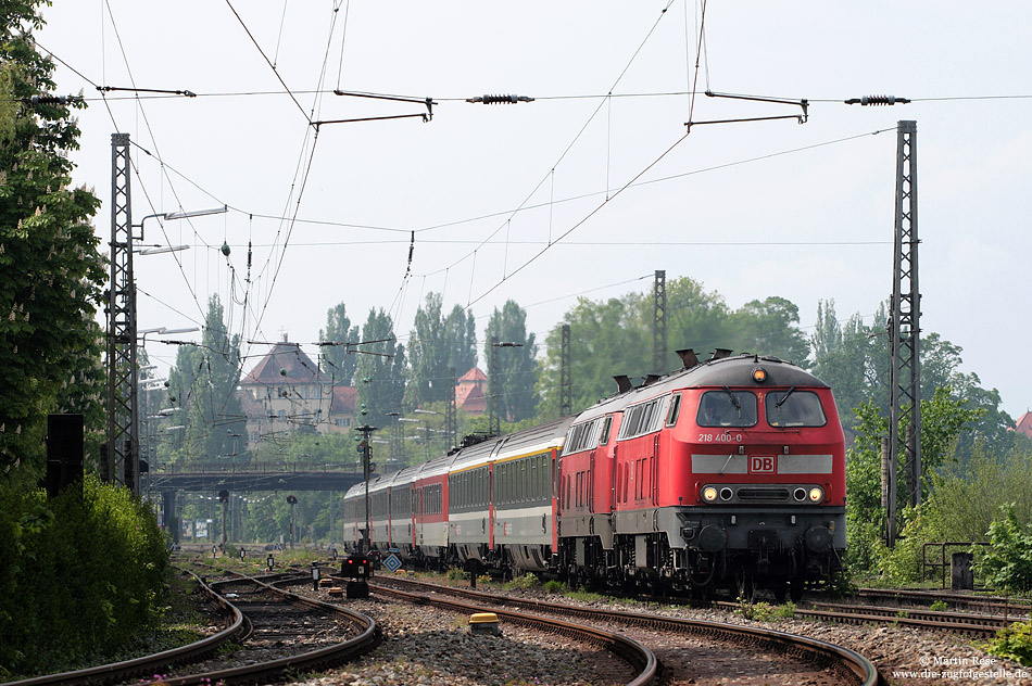 Bespannt mit der 218 400 und 426 verlässt der EC 193 (Zürich – München) Lindau Hbf.8.5.2010