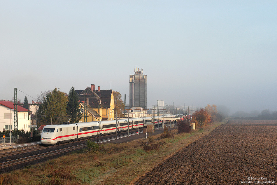 Der Morgennebel des 29.10.2010 lichtet sich gerade, als der ICE373 nach Interlaken Ost durch Groß Gerau Dornheim rauscht.
