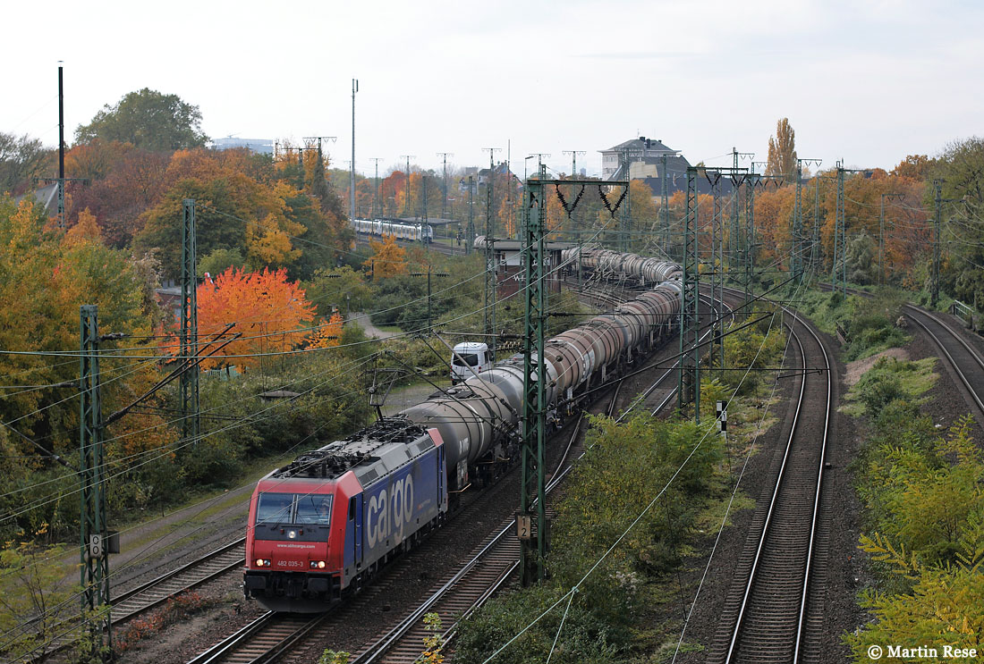 Mit einem Kesselwagenzug in Richtung Belgien hat die 482 035 soeben Köln West durchfahren und wurde dort mal wieder von unzähligen Eisenbahnfreunden abgelichtet. 2.11.2010