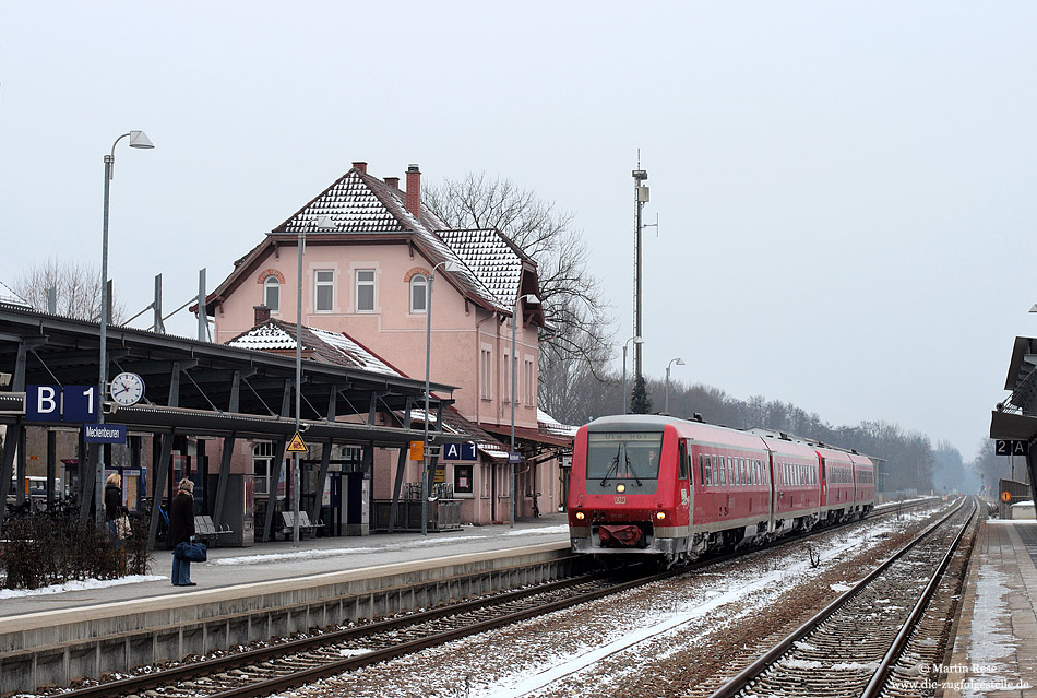 Seit November 2009 ist die Elektrifizierung der „Württembergischen Südbahn“ beschlossene Sache. Bei der derzeitigen Haushaltslage bleibt allerdings abzuwarten, wann hier der erste Zug elektrisch fahren wird ... Als IRE 4206 erreicht der 612 012 Meckenbeuren. 27.1.2010