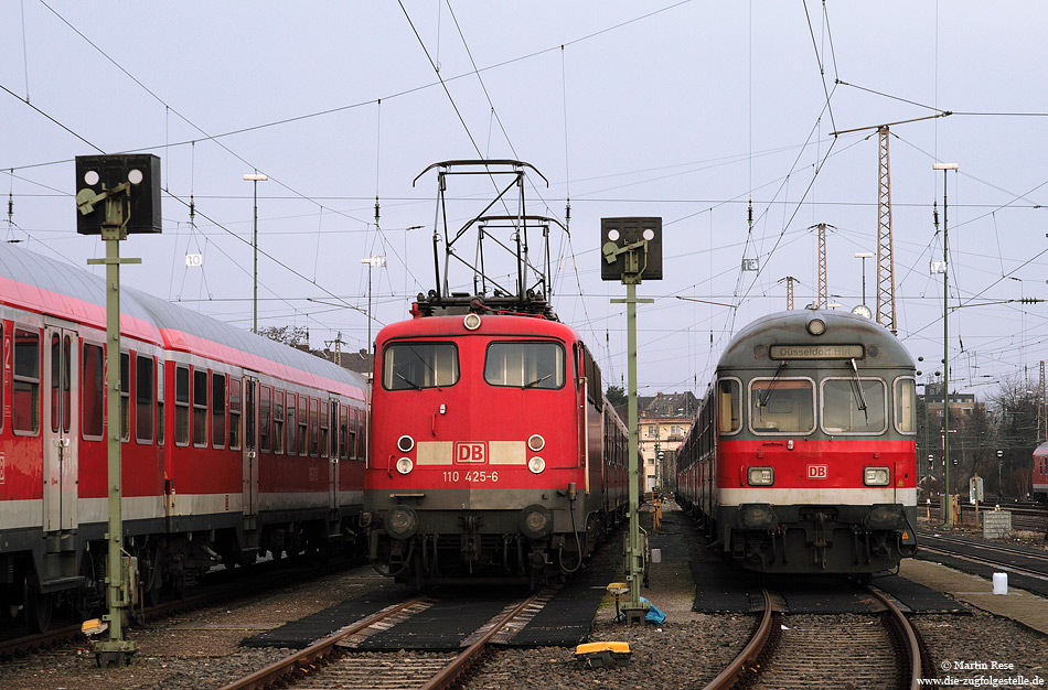 Seit dem Fahrplanwechsel im Dezember kommen rund um Düsseldorf wieder verstärkt Lokomotiven der Baureihe 110 zum Einsatz. Bei Tage pausieren derzeit sieben Lokomotiven dieser Baureihe im dortigen Abstellbahnhof.  110 425 fotografiert in Düsseldorf Abstellbahnhof, am 11.1.2011
