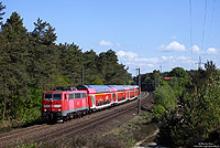 Nach wie vor werden die RE zwischen Emden und Münster mit der Baureihe 111 vom Bh Braunschweig bespannt. Mit dem RE14111 nach Münster passiert die 111 084 die schon aus Dampflokzeiten bekannte Fotostelle zwischen Lathen und Haren. 3.5.2011