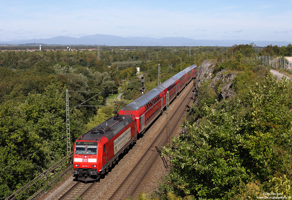 Während die Rheintalbahn ohne nennenswerte Fotomotive durch das weite Rheintal verläuft, finden sich auf dem kurvenreichen Abschnitt zwischen Schliengen und Efringen Kirchen einige nette Fotostellen. Nahe dem Haltepunkt Kleinkems rollt die 146 113 mit dem RE26511 im gemächlichen Tempo nach Basel. 6.9.2011