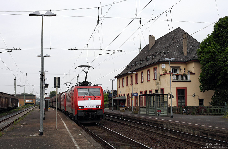 Zusammen mit der 189 054 bespannt die 189 083 einen Kohlezug nach Dillingen, fotografiert bei der Durchfahrt in Rheinbrohl. 19.5.2011