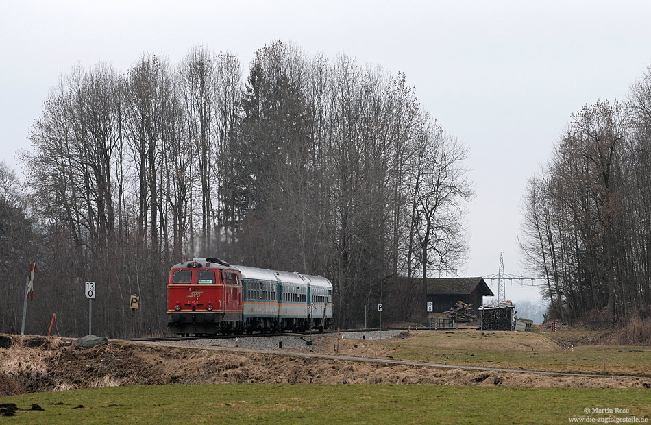 Ein kurzer Ausflug führte mich am 1.3.2011 an die Strecke Immenstadt - Oberstdorf. Hier verkehrt der Allgäu-Express (ALEX). Nahe Altstätten hat die 2143 21 den ALX84166 (München – Oberstdorf) am Haken, den sie in Immenstadt übernommen hat und bis zum Zielbahnhof fahren wird.