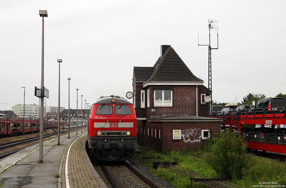 218 342 mit IC2315 in Bahnhof Westerland im Regen