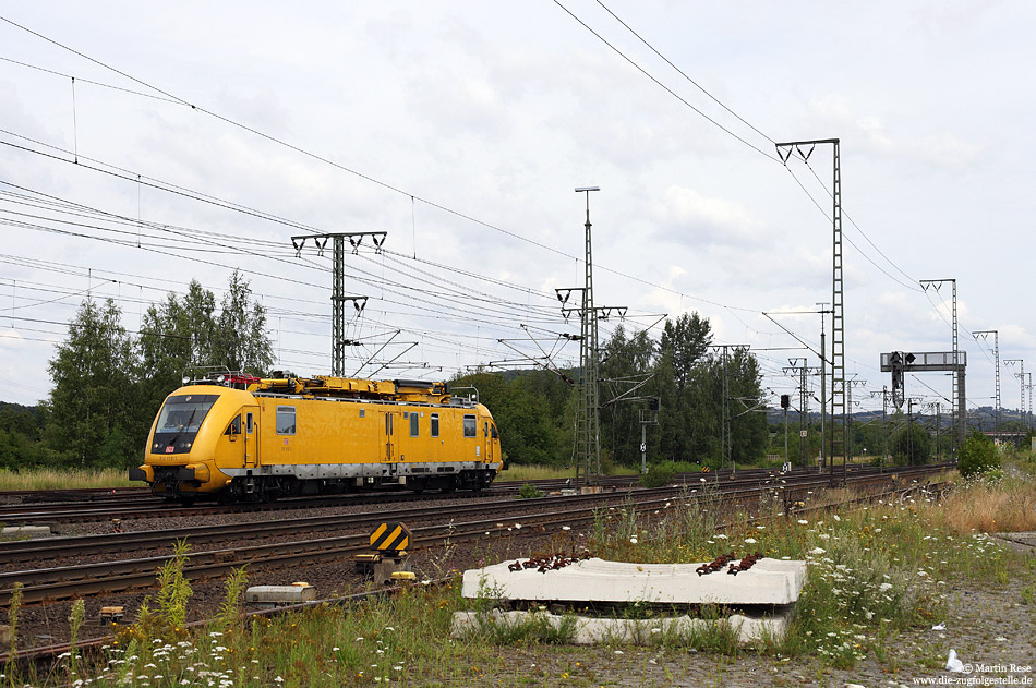 Die imposanten Fahrzeuge der Baureihe 711.1 aus den Jahren 2003 und 2004 zählen zu der neuesten Generation von Fahrleitungs-Untersuchungstriebwagen der DB. Am 20.7.2011 musste der 711 113 ausrücken, um eine Fahrleitungsstörung zu beheben. Fotografiert in Nörten Hardenberg.
