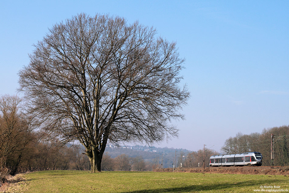 Ebenfalls zwischen Wetter und Witten entstand das Foto des ET23 004 der AbellioRail NRW, unterwegs als ARB5667 von Essen Hbf nach Hagen Hbf.