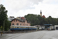 In den Sommermonaten findet auf der Regentalbahn-Strecke Gotteszell – Viechtach ein Ausflugsverkehr statt. Der planmäßige Reisezugverkehr auf dieser landschaftlich sehr schönen Strecke wurde bereits im April 1991 eingestellt. Im strömenden Regen wartet der VT07 am 20.6.2011 in Viechtach auf die Rückfahrt nach Gotteszell.
