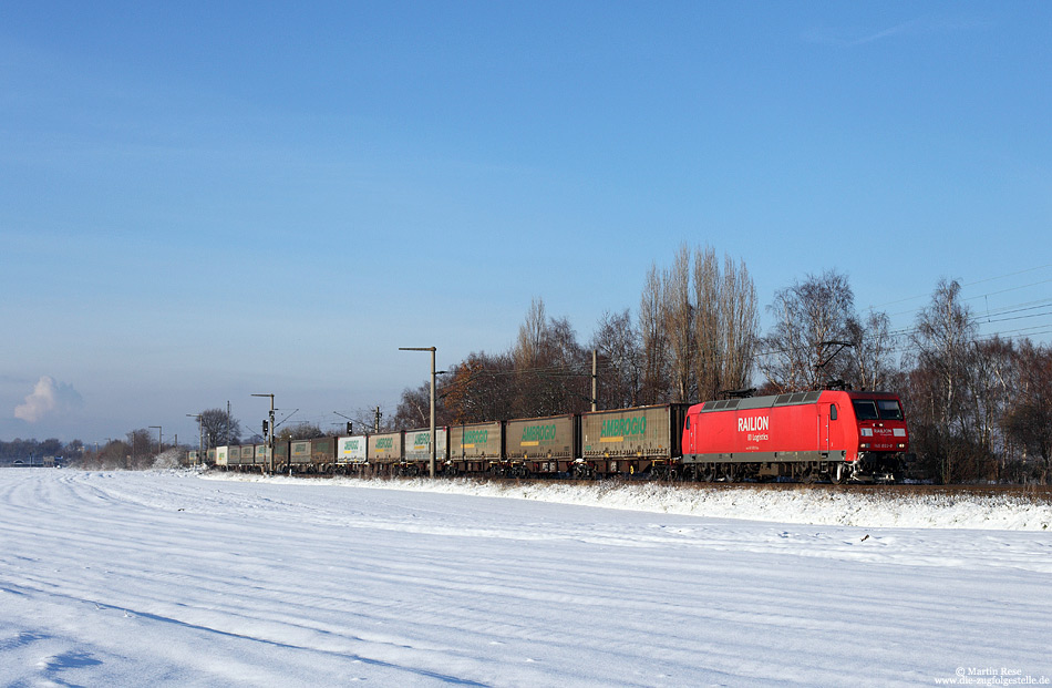 Allerdings lichtete sich der Nebel zunehmend, so dass ein paar schöne Winteraufnahmen entstanden: 145 003 mit einem Ambrogio-Zug auf dem Weg nach Süden.