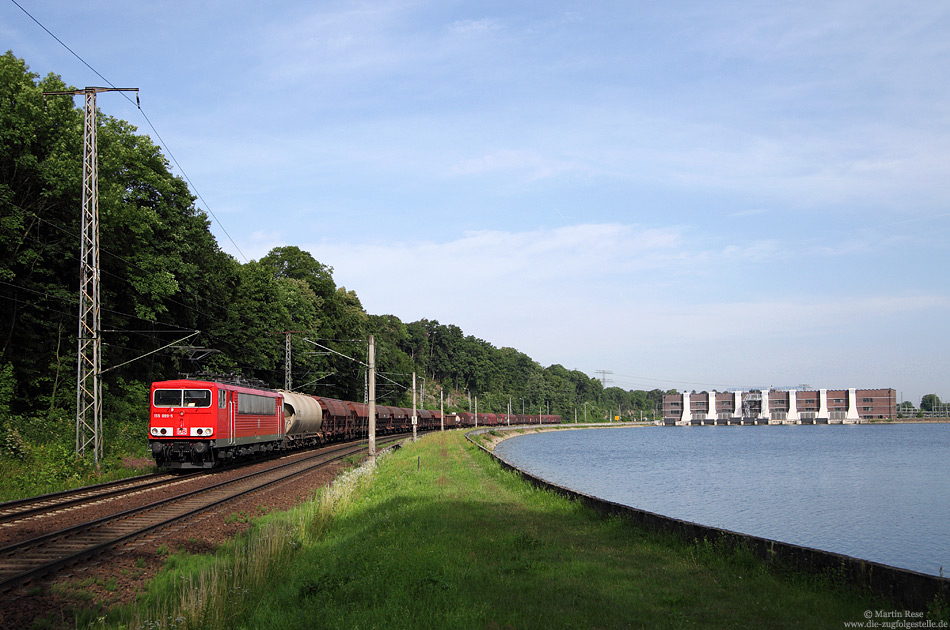 Auf dem Weg nach Dresden Friedrichstadt passiert die 155 099 das Pumpspeicherkraftwerk Niederwartha. 29.6.2012
