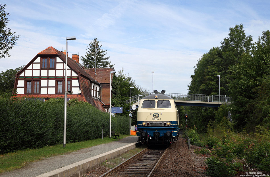 Aus Siegen war die frisch lackierte 218 128 des „Vereins zur Erhaltung historischer Lokomotiven“ angereist. Mit dieser Lok wurden Führerstandsmitfahrten zwischen Korbach und Korbach Süd angeboten. Korbach Süd, 2.9.2012