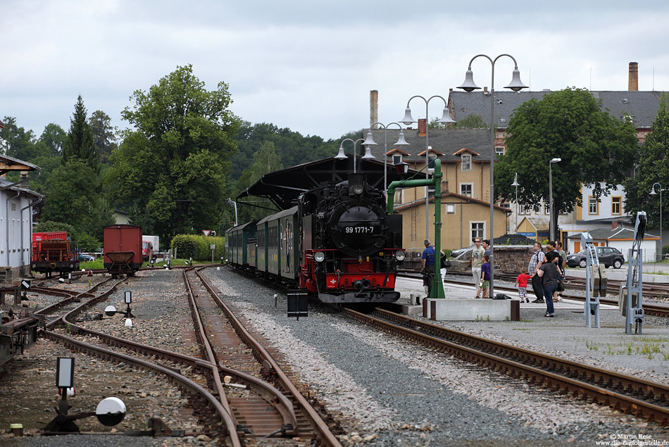 Beim Hochwasser im August 2002 wurde die Weißeritztalbahn stark beschädigt, so dass der Zugverkehr eingestellt werden musste. Erst 2008 konnte der Betrieb zwischen Freital Hainsberg und  Dippoldiswalde wieder aufgenommen werden. Der geplante Wiederaufbau bis Kurort Kipsdorf ist bislang noch nicht erfolgt. In Dippoldiswalde angekommen, muss erst einmal Wasser genommen werden, bevor es zurück nach Freital Hainsberg geht. 1.7.2012