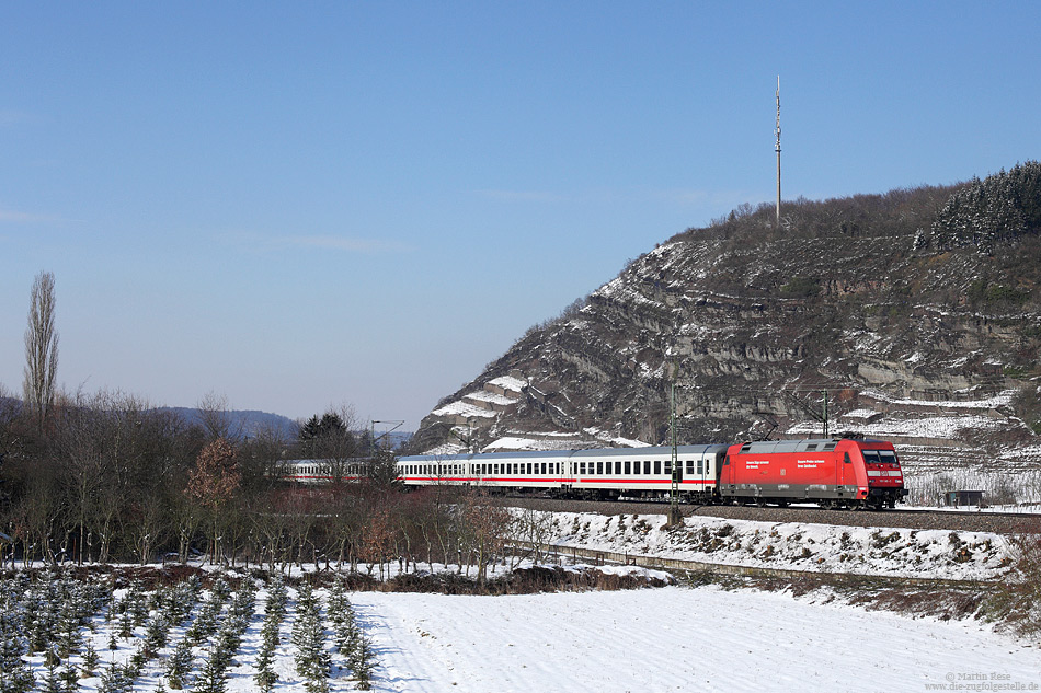 Aufgrund von Bauarbeiten in Bonn wurden im März einige InterCity-Züge über die rechte Rheinstrecke umgeleitet. Am Nachmittag des 13.3.2013 fährt die 101 140 mit dem IC134 (Norddeich Mole – Luxemburg) zwischen Unkel und Erpel nach Koblenz.
