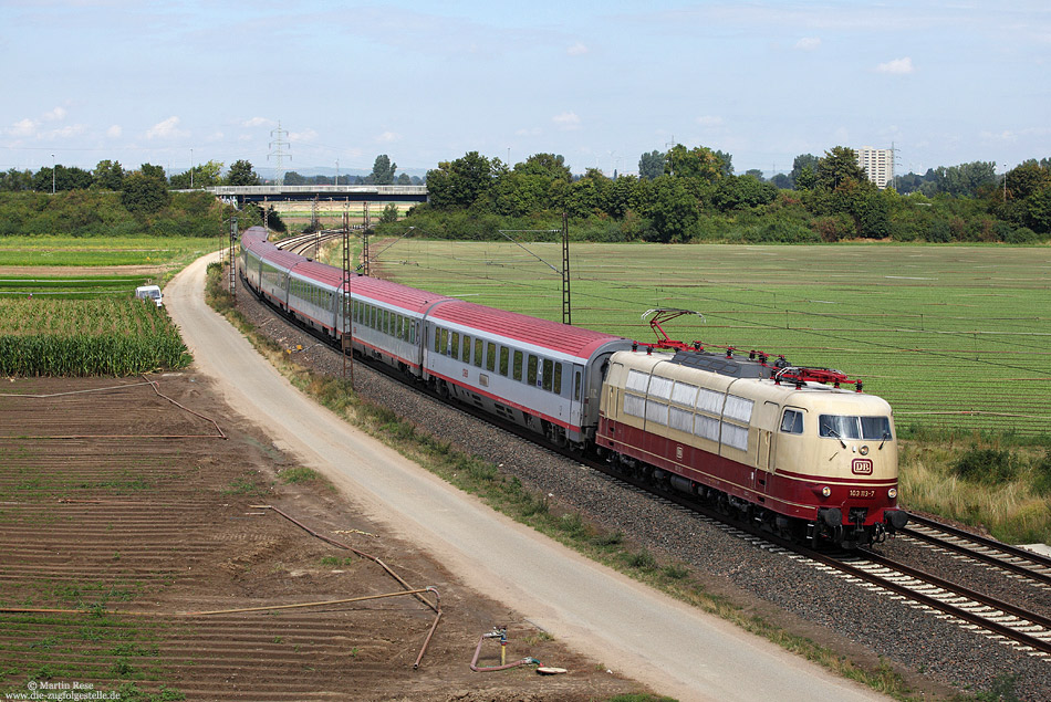 Seit Anfang August steht, neben der 103 235, nun auch die 103 113 für den eintägigen 103-Umlauf zur Verfügung. Am Vormittag des 20.8.2013 habe ich den IC119 bei Ludwigshafen Oggersheim erwartet. Leider „versteckte“ sich die Sonne gerade hinter ein paar Schleierwolken!