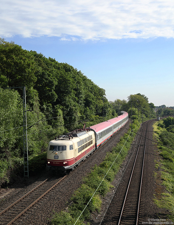 Im Mai kam die Baureihe 103 nun in ihren vorgesehenen Umlaufplan zum Einsatz – wenn sie denn nicht defekt war! Am 27.5.2013 bekam ich die Lok dann endlich einmal vor die Linse: Mit dem IC 119 (Münster – Salzburg) hat die 103 235 vor wenigen Augenblicken Köln Hbf verlassen.
