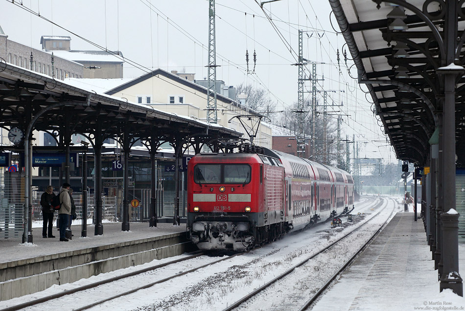 Die Bespannung der RE7 (Rheine – Köln – Krefeld) teilen sich Dortmunder 112 und Kölner 111. Am kalten 22.1.2013 fährt die 112 161 mit dem RE10708 nach Rheine in Unna ein. 
