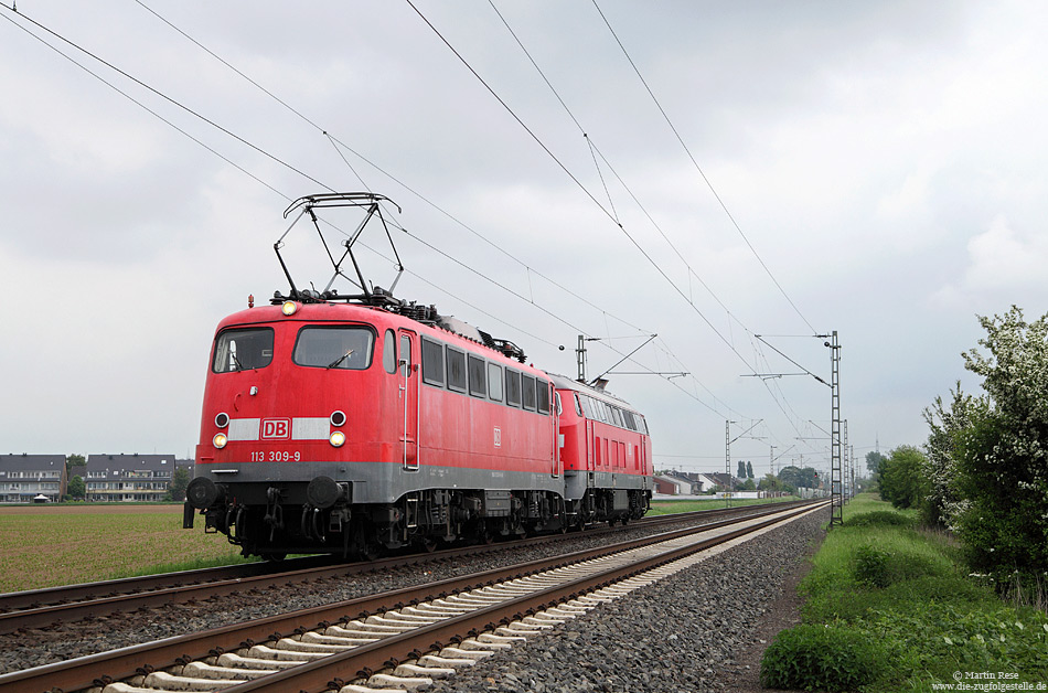 Während meiner Bereitschaft am 21.5.2013 sollte ich die defekte 218 813 von Köln Deutzerfeld nach Oberhausen Osterfeld Süd schleppen. Der Lokdienst in Duisburg stellte mir frei, dass ich die 101 081 oder 101 057 nehmen könne. Auf meine Anfrage ob er nicht eine 110 im Angebot hätte, bekam ich die Antwort: “Wie, Du willst mit ‚nem Schraubeneimer fahren…?“ Tatsächlich hatte der Lokdienst eine E10 (in Form der 113 309) im Angebot, die ich dann auch als Zuglok nutzte. Nahe Nievenheim bekam die S11 „Vorfahrt“ – Zeit für ein Foto…