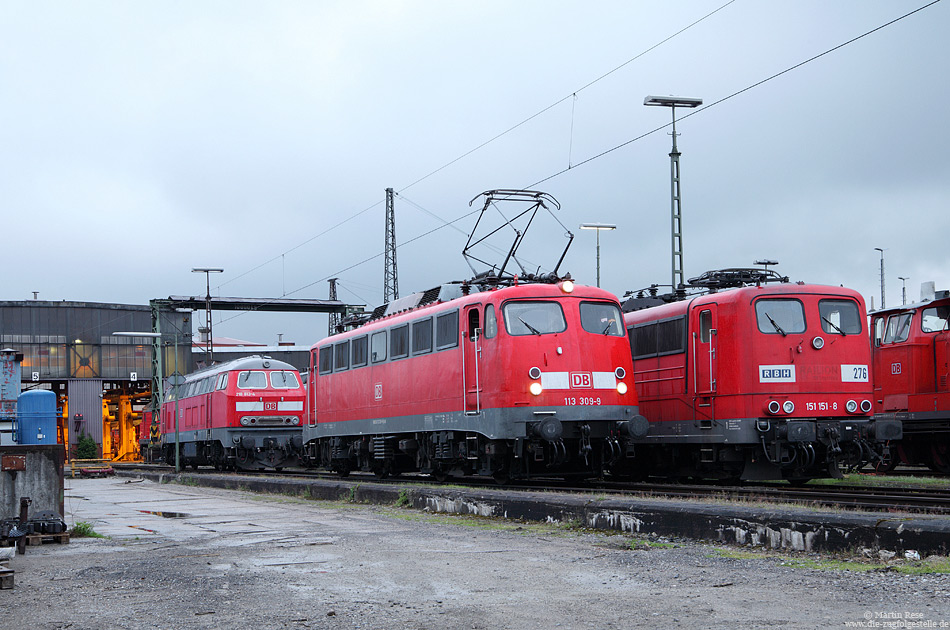 Nach der Ankunft in Oberhausen Osterfeld Süd wurde die 218 813 vor der Halle abgestellt. Die Wartezeit auf den Fahrplan nutzte ich für ein paar Fotos - schließlich ist die Baureihe 113 ein seltener Gast im dortigen Betriebswerk…
