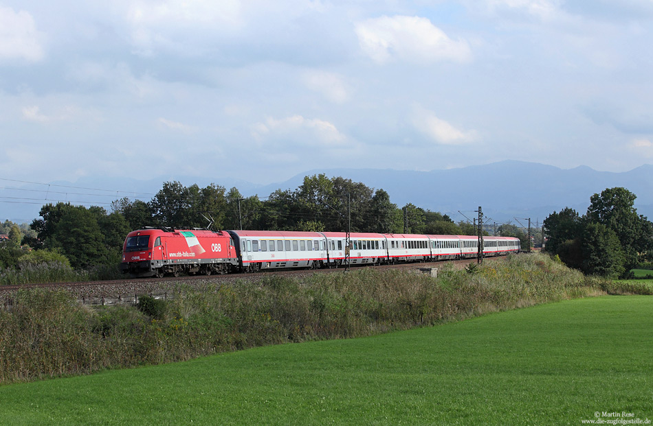 Ebenfalls bei Großkarolinenfeld habe ich die 1216 018 mit dem EC80 (Verona Porta Nuova – München) fotografiert. Ein Personenunfall nahe Traunstein brachte hier an diesem Tag den Fahrplan durcheinander, so dass ich erst zwei Stunden später in meinem Quartier in Mühldorf eintraf!
