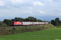 Ebenfalls bei Großkarolinenfeld habe ich die 1216 018 mit dem EC80 (Verona Porta Nuova – München) fotografiert. Ein Personenunfall nahe Traunstein brachte hier an diesem Tag den Fahrplan durcheinander, so dass ich erst zwei Stunden später in meinem Quartier in Mühldorf eintraf!
