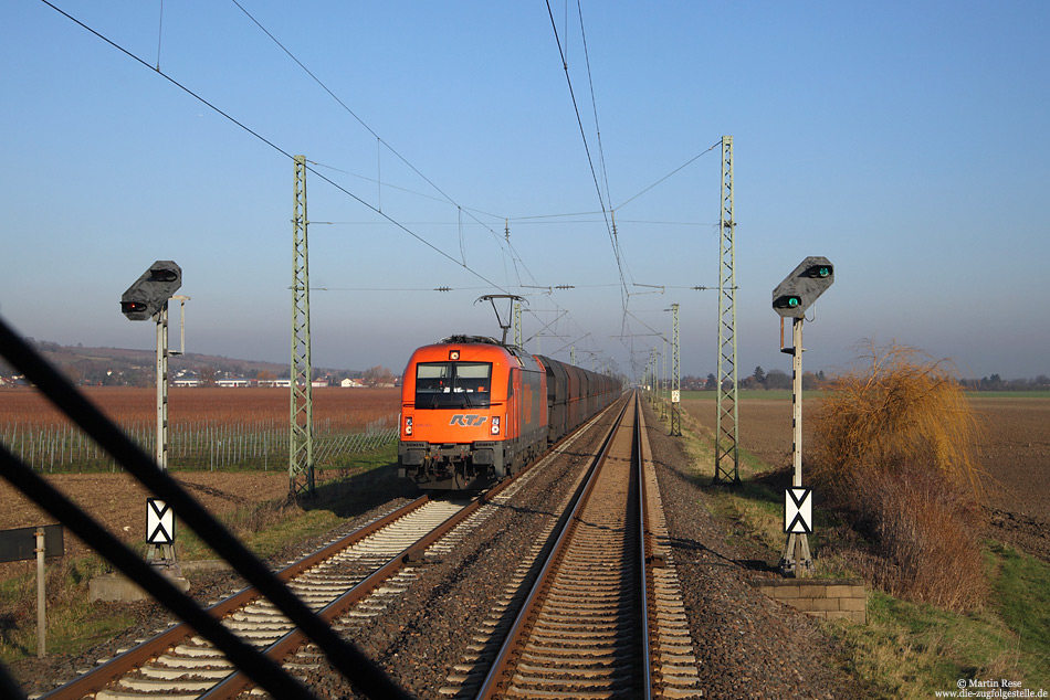 Nahe Mettenheim begegnete mir am 10.12.2013 die RTS-1216 901 mit einem NIAG-Kohlezug.