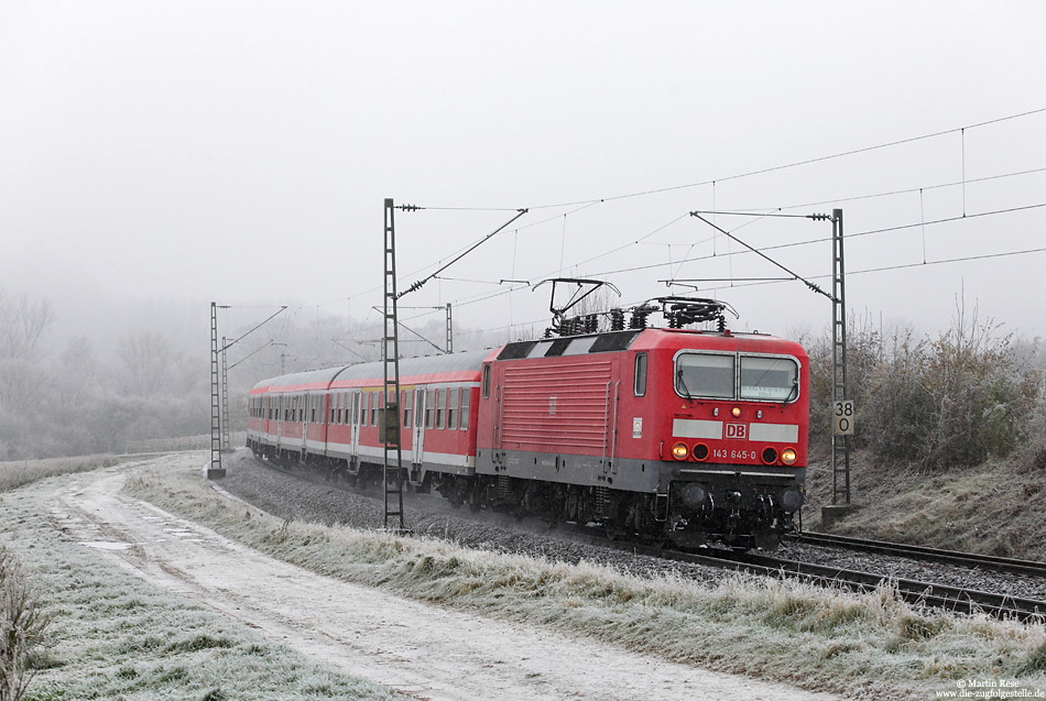 Nix mit Sonne! Obwohl der Wetterbericht für Württemberg sechs Stunden Sonne voraus gesagt hatten, hielt sich der Nebel fast den ganzen Tag! Am Morgen des 27.11.2013 fährt die 143 645 mit der RB39915 aus Heilbronn nach Stuttgart Hbf und wirbelt bei Lauffen (Neckar) die frisch gefallenen „Schneekrümmel“ auf.
