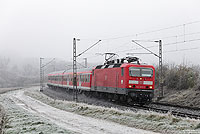 Nix mit Sonne! Obwohl der Wetterbericht für Württemberg sechs Stunden Sonne voraus gesagt hatten, hielt sich der Nebel fast den ganzen Tag! Am Morgen des 27.11.2013 fährt die 143 645 mit der RB39915 aus Heilbronn nach Stuttgart Hbf und wirbelt bei Lauffen (Neckar) die frisch gefallenen „Schneekrümmel“ auf.
