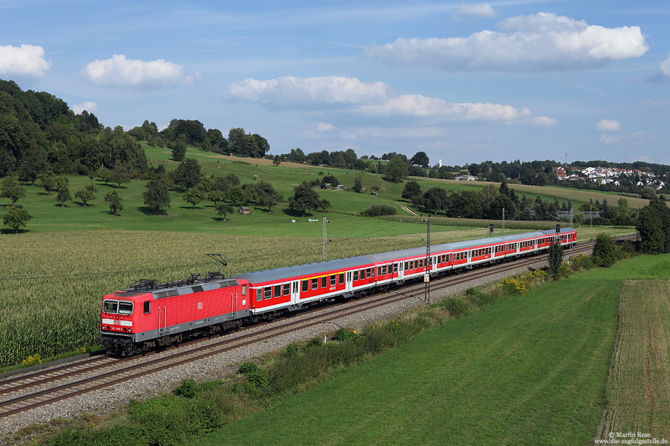 Die einst allgegenwärtigen „n-Wagen“ sind vielerorts von der Bildfläche verschwunden. Während die modernisierten Silberlinge in einigen Regionen nur noch zur Hauptverkehrszeit eingesetzt werden, gehören diese Wagen rund um Stuttgart noch zum gewohnten Bild. Am späten Nachmittag des 30.8.2013 fährt die Stuttgarter 143 899 mit einer solchen Wagengarnitur als RB19340 bei Ebersbach (Fils) nach Plochingen.