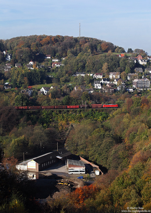 Nachdem der Bahndamm nahe Ennepetal auf einer Länge von etwa 150 Meter gerodet wurde, hat man hier einen freien Blick auf die Strecke. Mit einem gemischten Güterzug am Haken rollt eine unerkannt gebliebene 145 bergab gen Hagen. 31.10.2013 