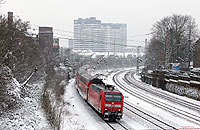 Die 31 Lokomotiven der Baureihe 146.0 sind beim Bh Dortmund beheimatet und kommen ausschließlich auf dem RE1, RE2, RE5 und RE6 zum Einsatz. Auf letzterer Linie war am 16.1.2013 die 146 006 unterwegs, fotografiert mit dem RE10619 (Düsseldorf – Minden) kurz nach Verlassen von Mülheim/Ruhr Hbf.
