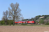 Auf meinen Fahrten nach Basel habe ich mir schon oft Gedanken gemacht, wie man die zwischen Kenzingen und Riegel gelegene Burgruine „Lichteneck“ mit Zug fotografieren kann. Am 25.4.2013 habe ich ein Version gefunden: Aus Offenburg kommend fährt die 146 115 mit dem RE5345 am Haken unterhalb der Burgruine nach Basel SBB. 