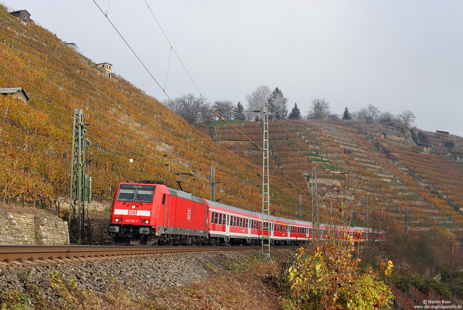 Da es Richtung Süden mehr nach Sonne aussah, führte mich ein Standortwechsel nach Besigheim. Hier, in den Weinbergen zwischen Walheim und Besigheim, konnte ich die Stuttgarter 146 216 mit der RB 19113 (Moosbach Neckarelz – Ulm Hbf auf den Chip bannen. 27.11.2013