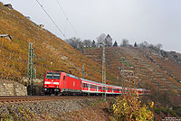 Da es Richtung Süden mehr nach Sonne aussah, führte mich ein Standortwechsel nach Besigheim. Hier, in den Weinbergen zwischen Walheim und Besigheim, konnte ich die Stuttgarter 146 216 mit der RB 19113 (Moosbach Neckarelz – Ulm Hbf auf den Chip bannen. 27.11.2013