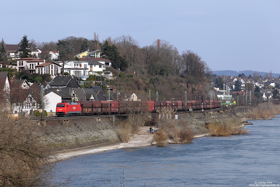 Am 26.3.2013 war ich noch einmal an der rechten Rheinstrecke unterwegs. Dabei entstand bei Fahr Irlich die Aufnahme der 152 098 mit einem nordwärts fahrenden Kohlezug.