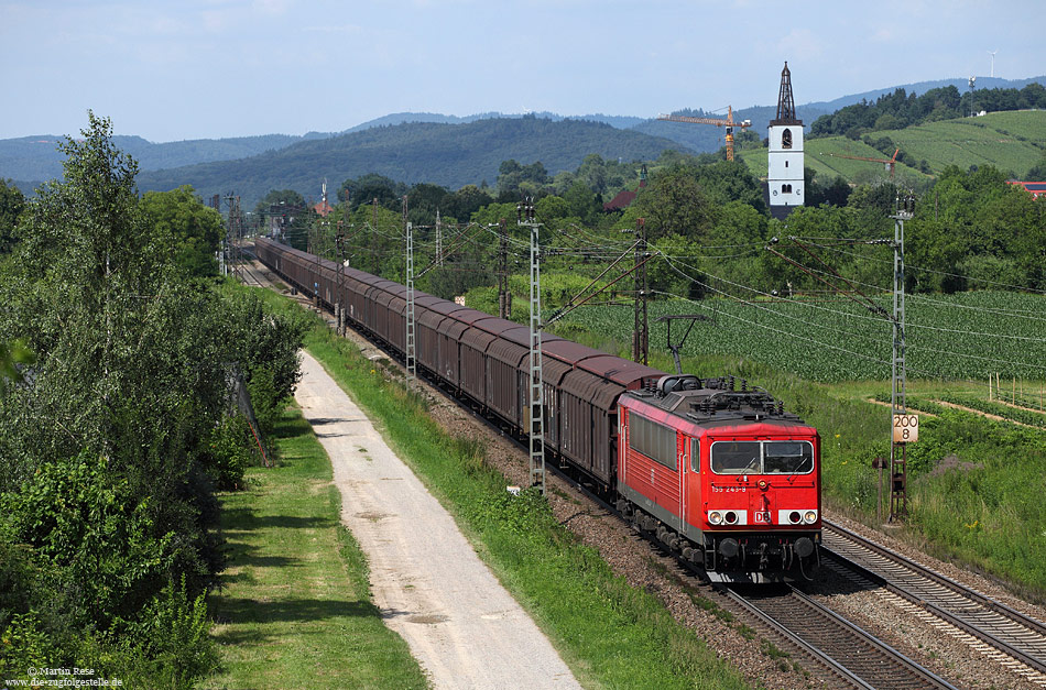 Eines der bekanntesten Motive entlang der Rheintalbahn findet man südlich von Denzlingen mit Blick auf den Ort. Hier fährt die 155 243 mit einem Schiebewandwagenzug gen Süden. 6.7.2013
