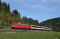 Am 24.9.2013 unternahm ich eine Tour an die Gäubahn. Allerdings stand mein Vorhaben an diesem Tag unter keinem guten Stern. Bereits auf der Anreise summierte sich die Verspätung, aufgrund von Anschlussverlusten, auf zwei Stunden! Immerhin entstanden an diesem Tag einige brauchbare Aufnahmen. Zwischen Neckarhausen und Sulz (Neckar) fährt die 181 218 mit dem IC187 durch das Neckartal gen Rottweil.