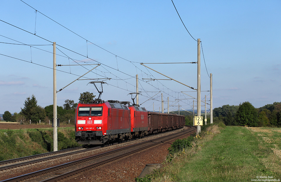 An gleicher Stelle kam der mit der 185 197 und 145 022 bespannte Eaos-Wagen-Ganzzug daher. Dieser Zug war übrigens der einzige Güterzug, der hier in sechs Stunden in Richtung Westen fuhr!
