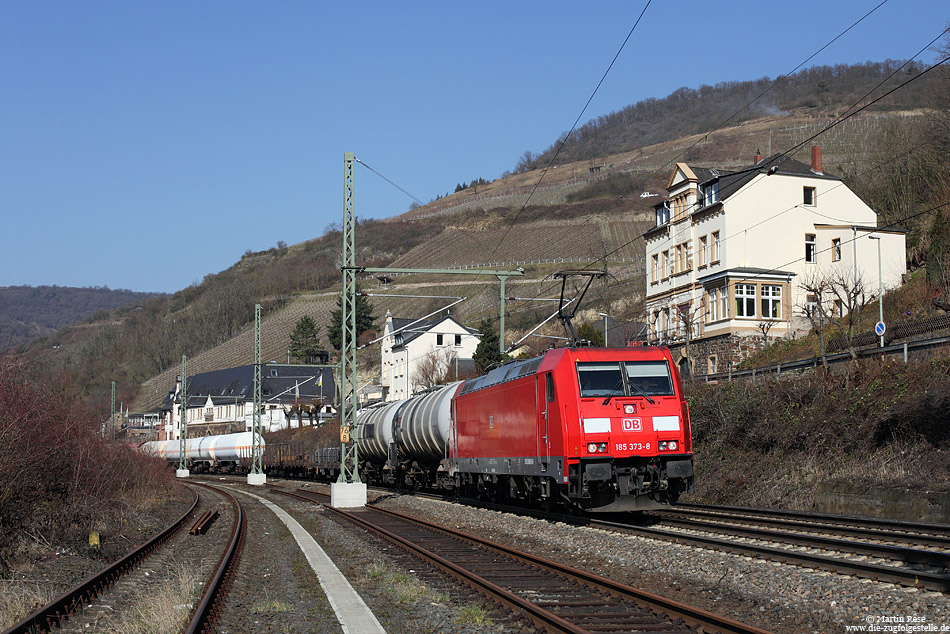 Mit Errichtung des elektronischen Stellwerks (ESTW) verloren zahlreiche Bahnhöfe ihre Überholgleise und wurden zum Haltepunkt herabgestuft. So auch der ehemalige Bahnhof Lorch. Hier fährt die 185 373 mit einem gemischten Güterzug gen Süden. 5.3.2013