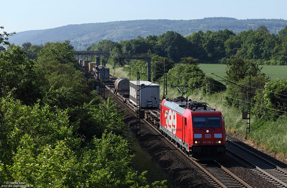 In der Gegenrichtung war die 185 399 unterwegs, die man schon aus einiger Entfernung am seitlichen „399-Aufkleber“ erkennen kann.