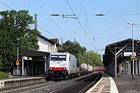 Mit einem Containerzug passiert die 185 635 (R-Pool/ERS-Railways) den Bahnhof Bonn Beuel. 6.6.2013
