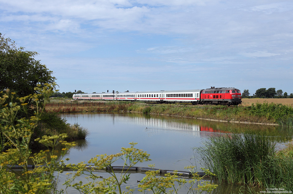 
Während die 218 von DB-Regio die Insel Fehmarn nur am Wochenende ansteuern, wird der Bahnhof Fehmarn Burg zwei Mal täglich von Fernverkehrs-218 erreicht. Mit dem IC2220 aus Frankfurt am Main erreicht die  218 322 in wenigen Augenblicken den Zielbahnhof Fehmarn Burg. 29.7.2013