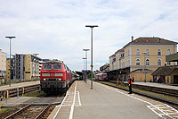 Mit dem IC118 (Salzburg – Münster) fahren die 218 326 und 218 491 in Friedrichshafen Stadt ein.
