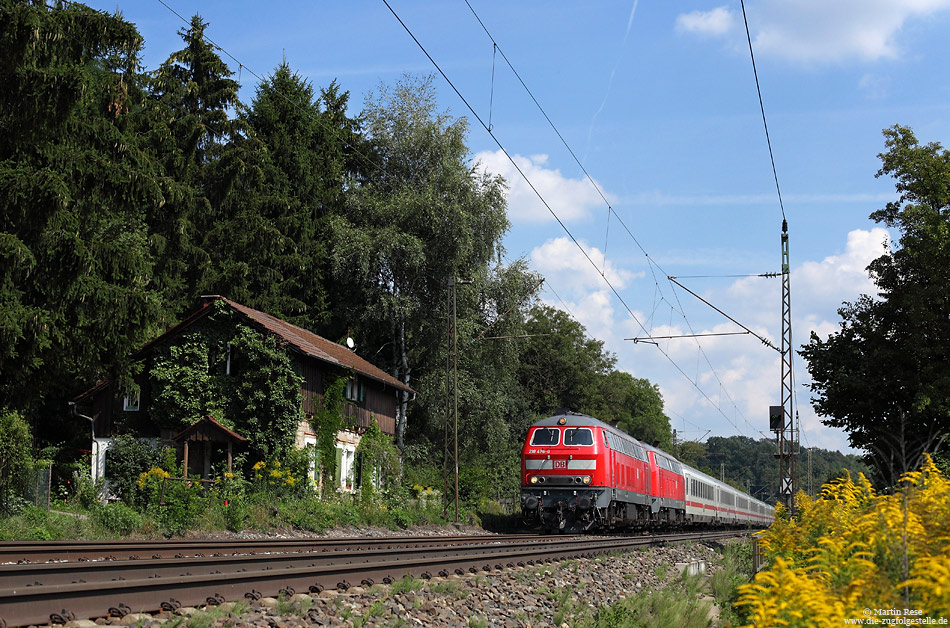 Ein Standortwechsel führte mich an den Streckenabschnitt zwischen Reichenbach und Ebersbach. Hier hatte ich auf meiner Anreise ein ehemaliges Bahnwärterhaus gesehen, welches ich nun auf den Chip bannen wollte. Da kam mir der mit der Ulmer 218 476 und 487 bespannte IC2012 (Kempten - Magdeburg) gerade recht…