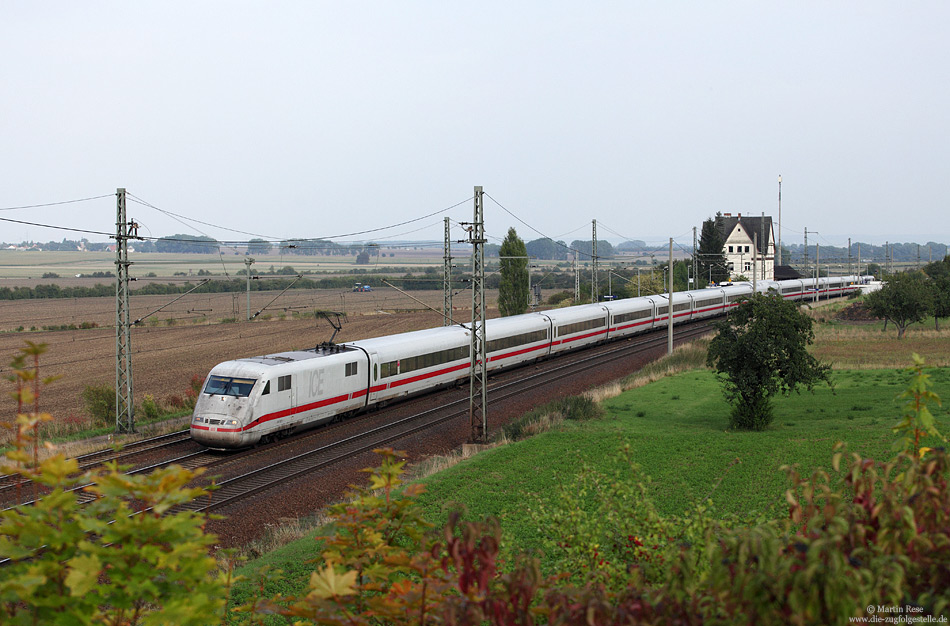 Aufgrund der Hochwasserschäden ist die Schnellfahrstrecke Wolfsburg – Berlin weiterhin gesperrt, so dass die ICE der Relation Berlin – Basel weiterhin über Erfurt umgeleitet werden. Auf dem Weg nach Basel passiert der 401 002 als ICE375 den Bahnhof Seebergen. 25.9.2013