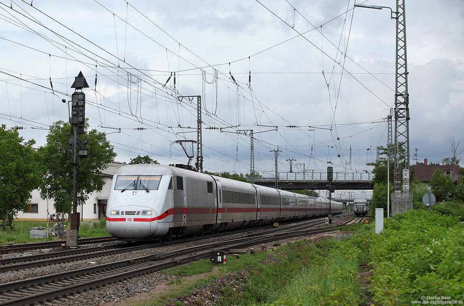 Man könnte meinen, die DB hätte für ihren ICE ein neues Farbschema eingeführt: „Verkehrsgrau“! So präsentiert sich der 401 090, der als ICE73 den Bahnhof Müllheim (Baden) durchfährt, alles andere als werbewirksam. Damit die Reisenden die Einstiegstüren finden, hat man wenigstens diese vom Schmutz befreit…