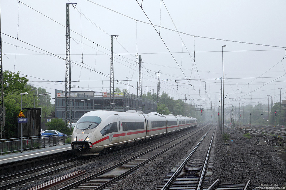 Das Wetter im Mai erinnerte mehr an November als an den „Wonnemonat“! Bei einstelligen Temperaturen und Nieselregen fährt der ICE515 (Hamburg Altona – München) in Solingen Hbf ein. 26.5.2013