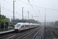 Das Wetter im Mai erinnerte mehr an November als an den „Wonnemonat“! Bei einstelligen Temperaturen und Nieselregen fährt der ICE515 (Hamburg Altona – München) in Solingen Hbf ein. 26.5.2013