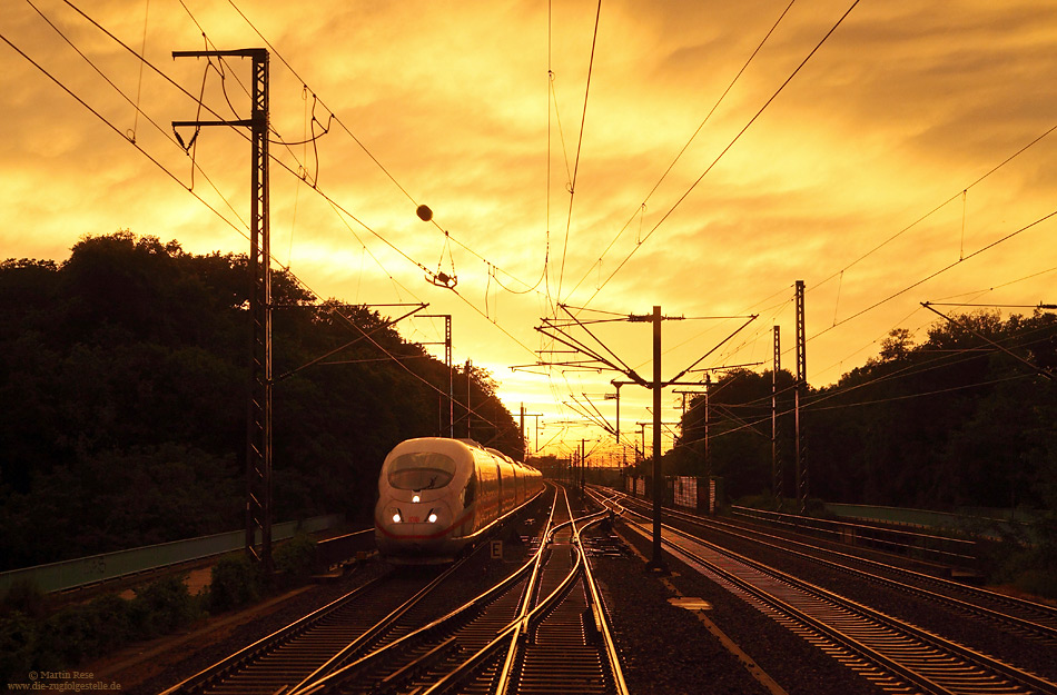 Der 13.6.2013 war mal wieder ein typischer verregneter Junitag! Erst am späten Abend zeigte sich die Sonne noch kurzzeitig am Horizont und hüllte das Rheinland in ein gelbes Licht. Als mir am Abzweig Flughafen Nordwest gegen 21:30 Uhr der ICE227 begegnete, drückte ich auf den Auslöser…
