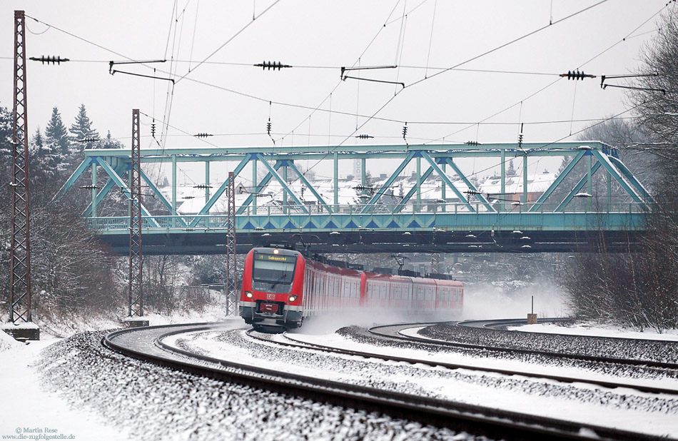 Der Großteil der S-Bahnen im VRR werden mit der Baureihe 422 gefahren. Am Nachmittag des 16.1.2013 fährt eine 422-Doppelgarnitur bei Mülheim/Ruhr Hbf als S1 von Dortmund nach Solingen Hbf.
